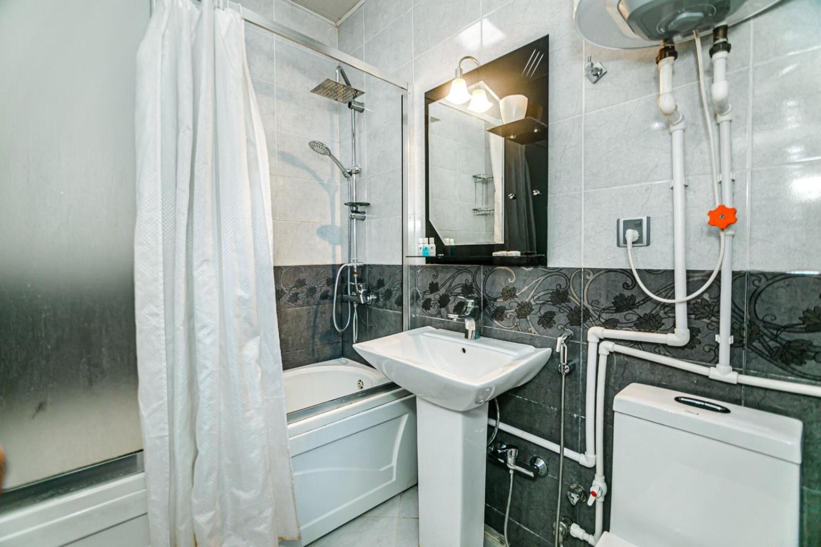 Azneft Square Deluxe Apartment Bakoe Buitenkant foto
