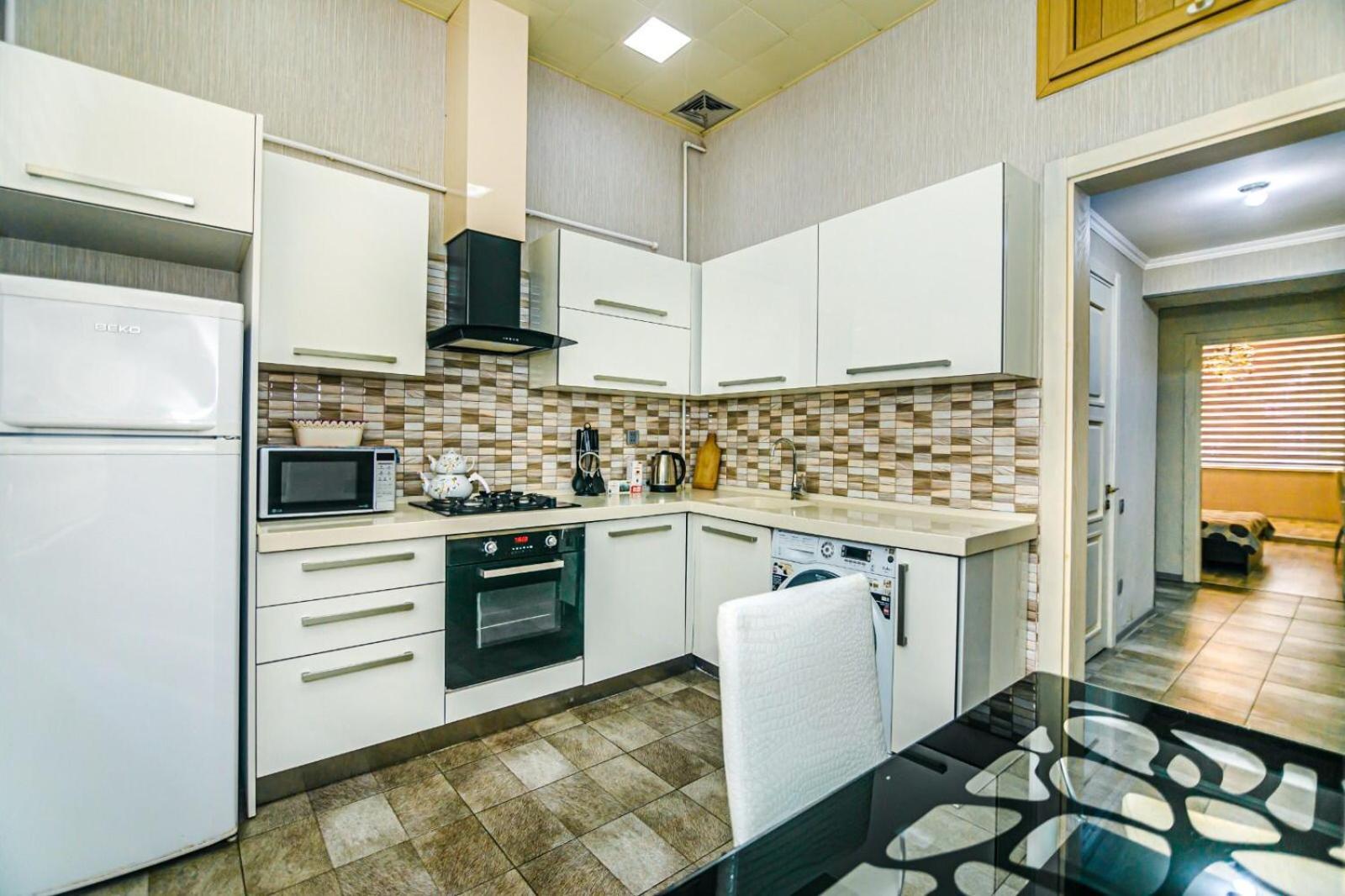 Azneft Square Deluxe Apartment Bakoe Buitenkant foto