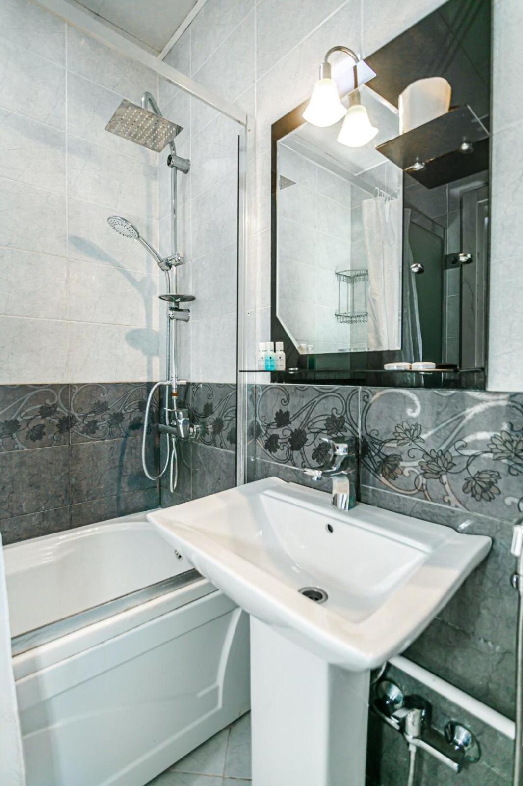 Azneft Square Deluxe Apartment Bakoe Buitenkant foto