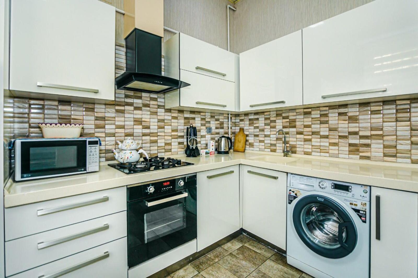 Azneft Square Deluxe Apartment Bakoe Buitenkant foto