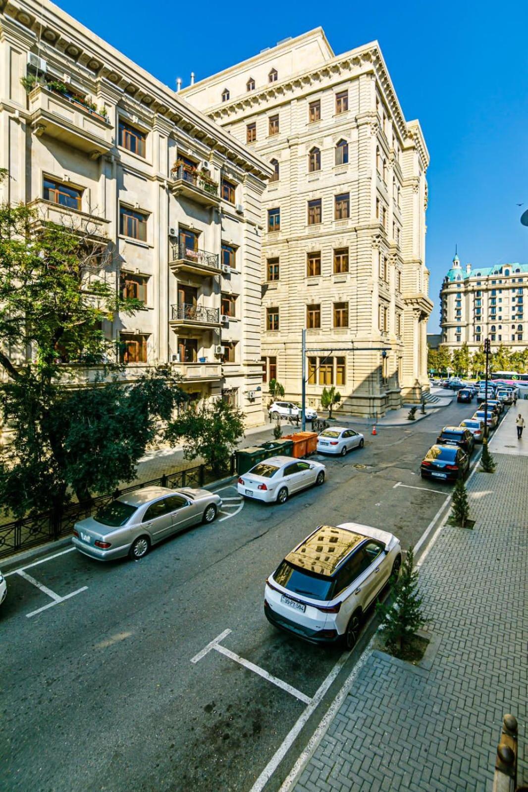 Azneft Square Deluxe Apartment Bakoe Buitenkant foto