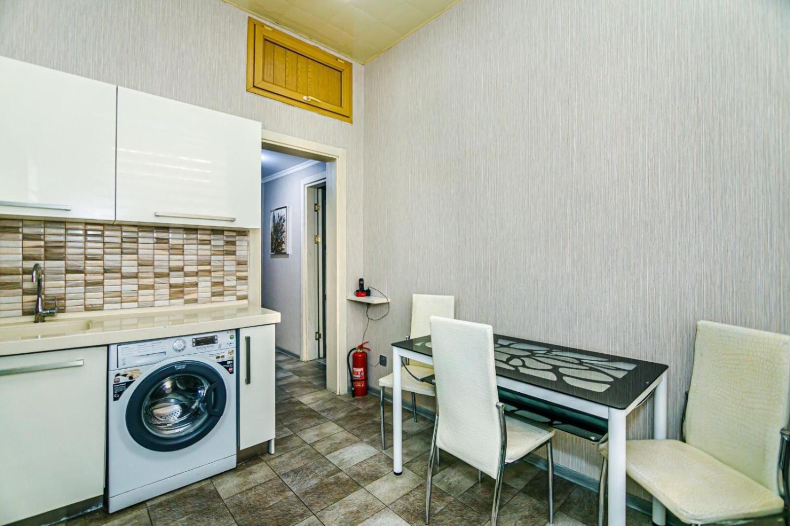 Azneft Square Deluxe Apartment Bakoe Buitenkant foto
